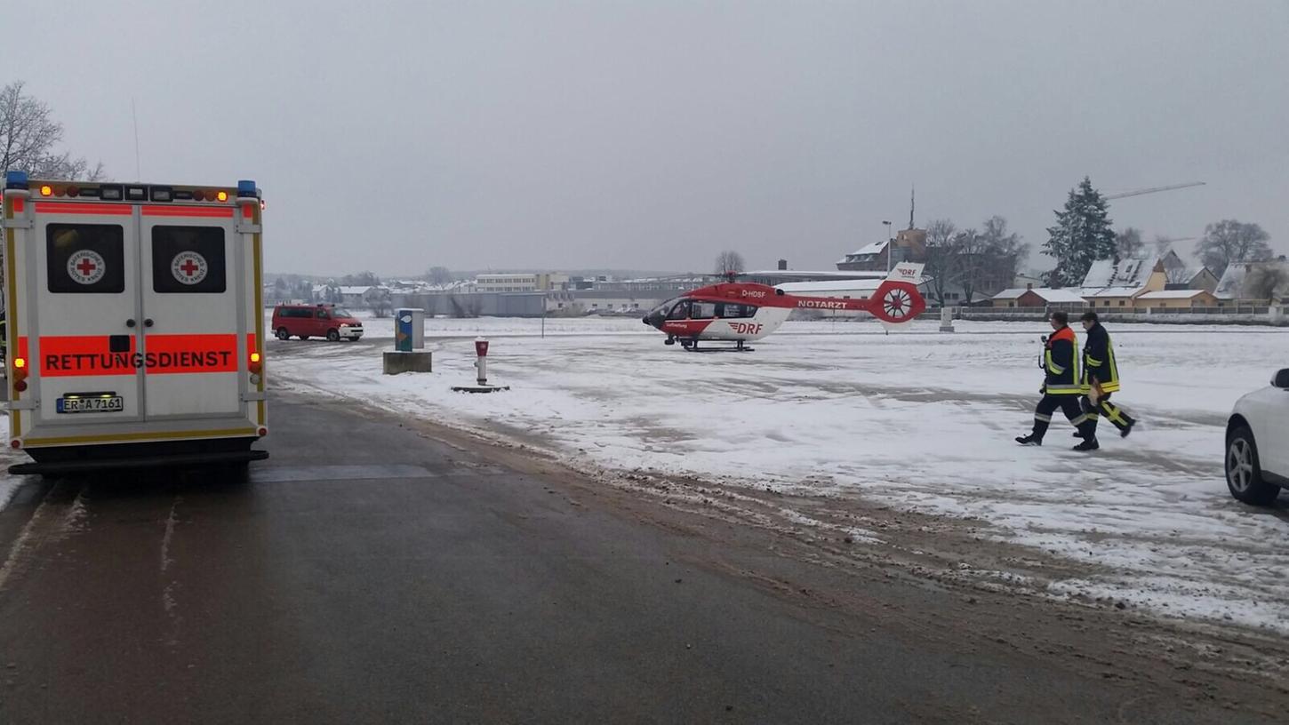 Der Rettungshubschrauber landete auf der Aischwiese.