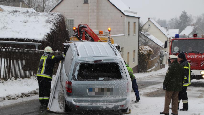 Sommerreifen bei Schnee: 27-Jähriger verursacht Unfall in Eschenbach
