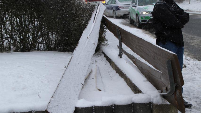 Sommerreifen bei Schnee: 27-Jähriger verursacht Unfall in Eschenbach