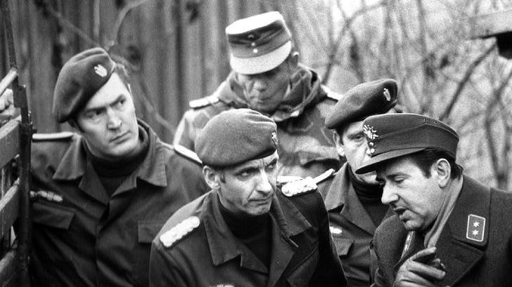 GSG-9-Chef Ulrich Wegener (vorne Mitte), beim Training seiner Truppe in Buchau bei Pegnitz. Wegener war von 1972 bis 1979 Kommandeur der Bundesgrenzschutz-Sondereinheit GSG 9. Nach dem Blutbad an der israelischen Olympiamannschaft von 1972 baute er die Sondereinheit auf. 1977 leitete Wegener die Geiselbefreiung der von vier Palästinensern gekaperten Lufthansa-Maschine GSG-9-Chef Ulrich Wegener (vorne Mitte), beim Training seiner Truppe in Buchau bei Pegnitz. Wegener war von 1972 bis 1979 Kommandeur der Bundesgrenzschutz-Sondereinheit GSG 9. Nach dem Blutbad an der israelischen Olympiamannschaft von 1972 baute er die Sondereinheit auf. 1977 leitete Wegener die Geiselbefreiung der von vier Palästinensern gekaperten Lufthansa-Maschine