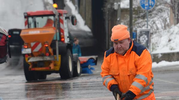Auch Berufstätige oder alte und kranke Menschen sind grundsätzlich zum Schneeräumen verpflichtet. Menschen mit einer Herzerkrankung sollten auf das Schneeschippen im Winter verzichten, weil das Herzinfarktsrisiko durch die körperliche Arbeit in der Kälte stark zunimmt. Generell gilt: Sie müssen nach Ersatz oder einer Vertretung suchen, wenn Sie selbst nicht anpacken können.