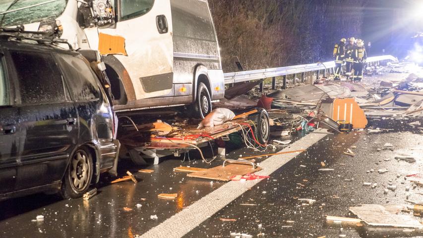 Transporter fährt in Wohnwagen: 47-Jährige stirbt bei Unfall auf A7