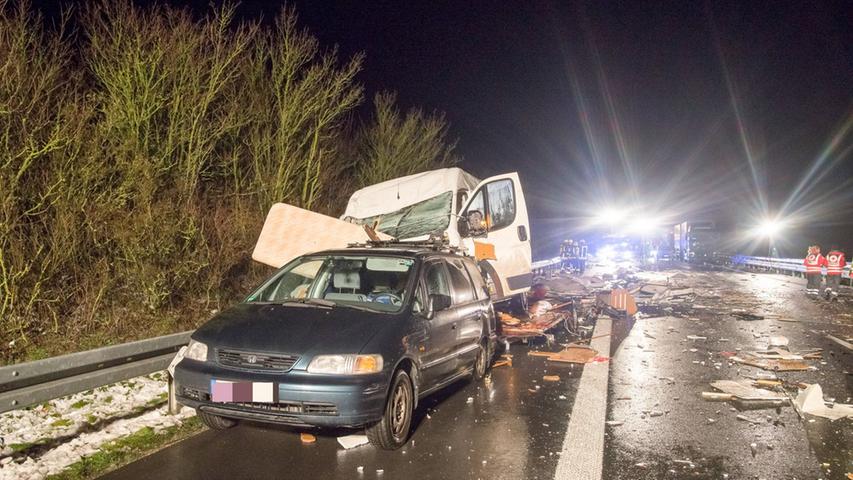 Transporter fährt in Wohnwagen: 47-Jährige stirbt bei Unfall auf A7