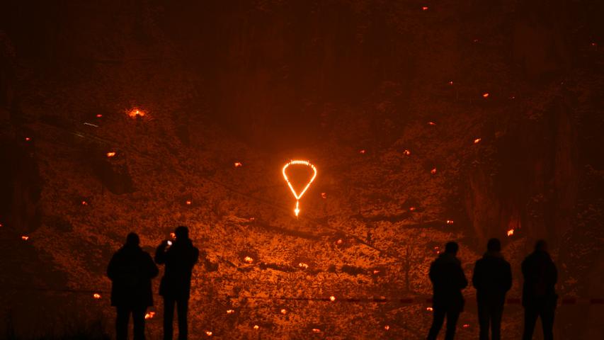 1000 Bergfeuer in einer Nacht: Das Lichtermeer von Pottenstein