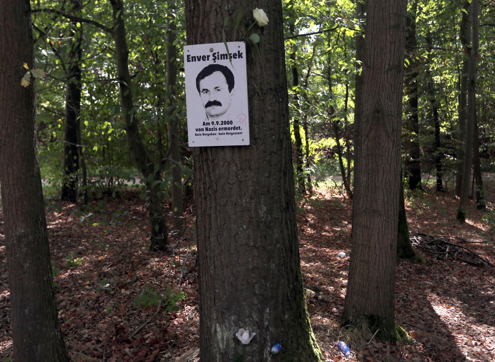 Die inoffizielle Gedenktafel für das mutmaßliche NSU-Opfer Enver Simsek (Foto vom September 2015).