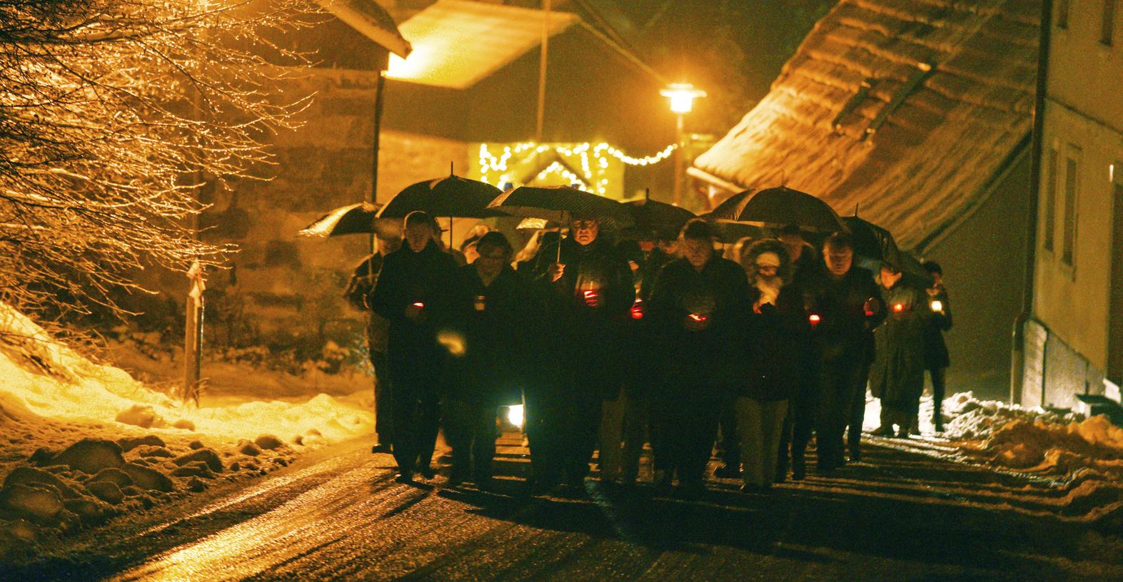 Lichterprozession in Oberaurach: Schon am Montag gedachten Anwohner dem erschossenen Mädchen.