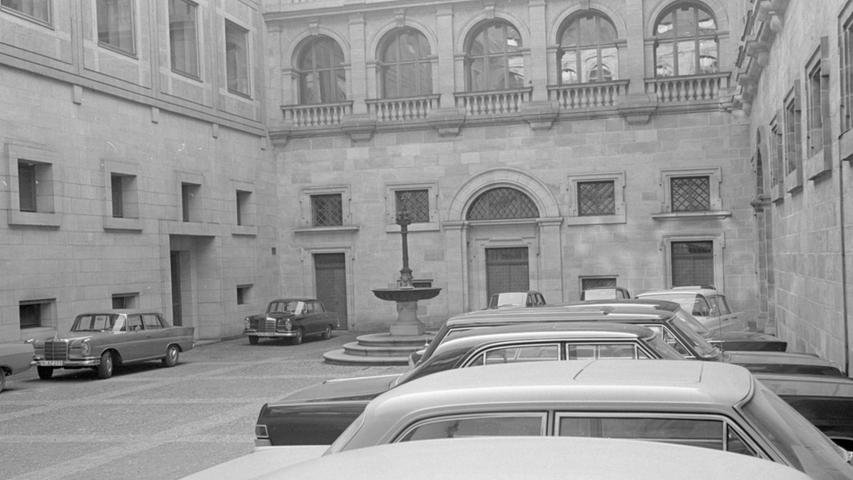 Die Fahrzeuge der Bürgermeister, berufsmäßige Stadträte und Fraktionsvorsitzenden im anmutigen Innenhof des Wolffschen Rathauses sind Liebhabern der Architektur ein Dorn im Auge, aber bei der Parkraumnot gibt es für die Stadtoberen nirgends einen anderen Platz. Hier geht es zum Artikel vom 11. Januar 1966: Parkverbot "durchlöchert"