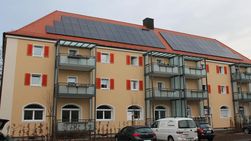 Die Fensterläden wurden leuchtend rot lackiert und nach Original-Bauplänen montiert. Die Photovoltaikanlage auf dem Dach soll helfen, Nebenkosten zu sparen.