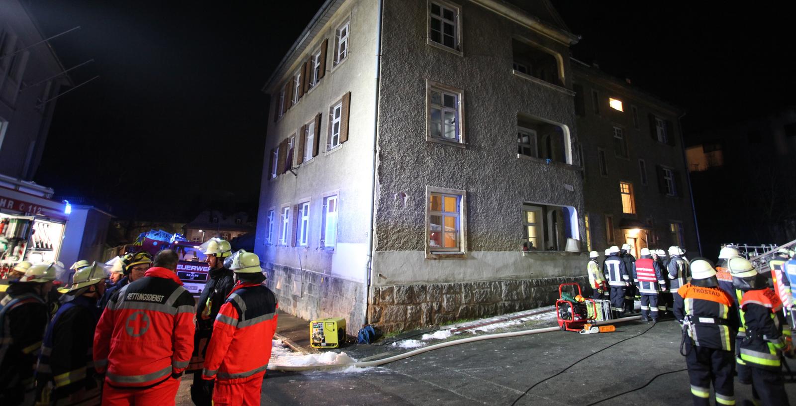 Schreckensmoment in der Nacht: Rund 30 Bewohner der Asylbewerber-Unterkunft in Wunsiedel konnten sich vor den Flammen retten.