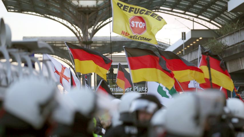 Wasserwerfer im Einsatz: Polizei beendet Demo in Köln