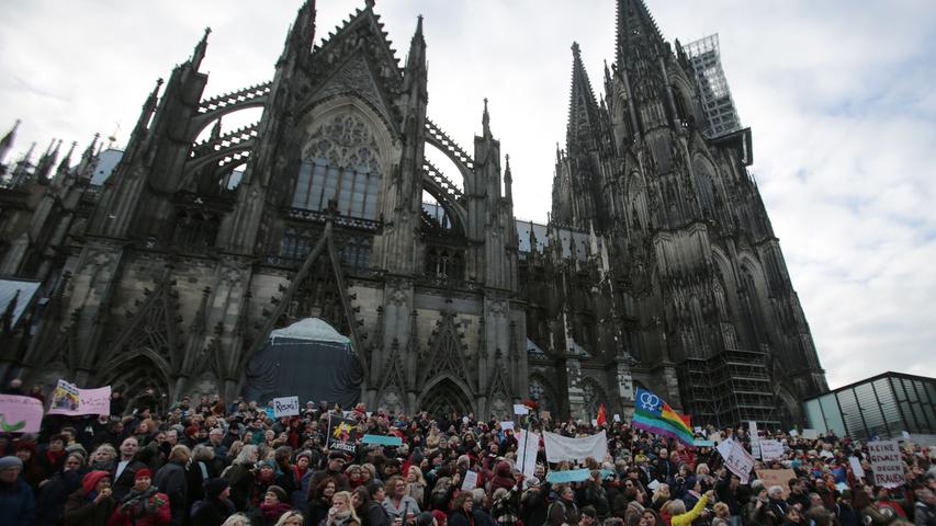 Wasserwerfer im Einsatz: Polizei beendet Demo in Köln