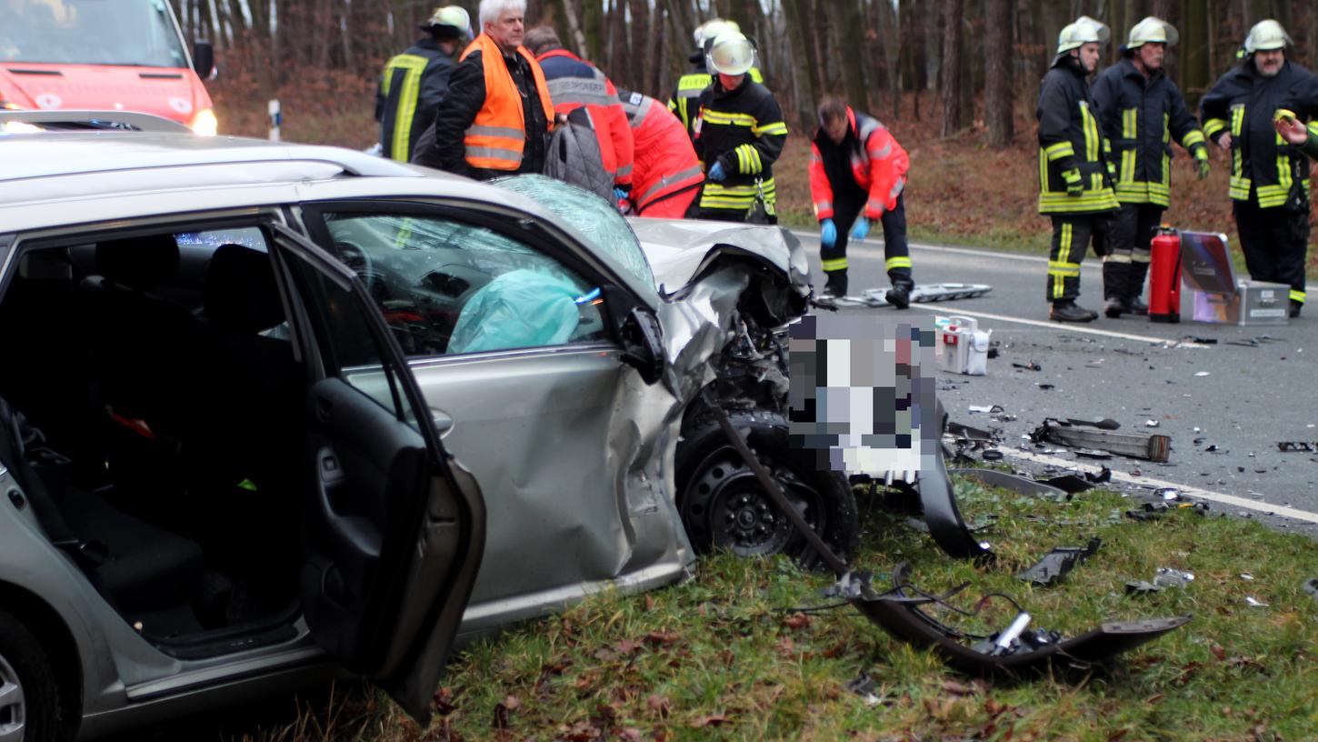 B14 war nach schwerem Zusammenstoß bei Roßtal gesperrt