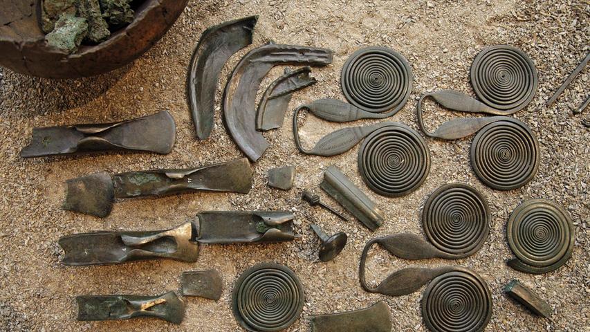 Beim Mögeldorfer Hortfund wurden 1994 Bronzeschmuck und Erzreste in einem Topf entdeckt,...