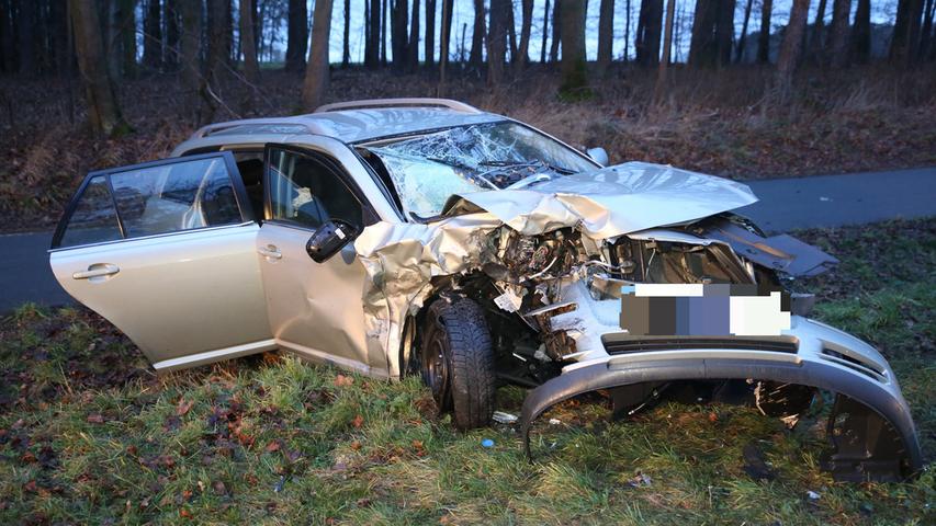 Frontal ineinander gefahren: Schwerer Unfall bei Roßtal