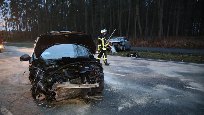Frontal ineinander gefahren: Schwerer Unfall bei Roßtal