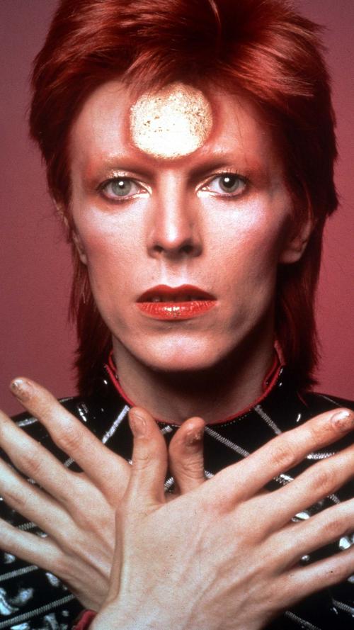 David Bowie hieß eigentlich David Robert Jones. Er war ein britischer Musiker, Sänger, Produzent, Schauspieler und Maler.