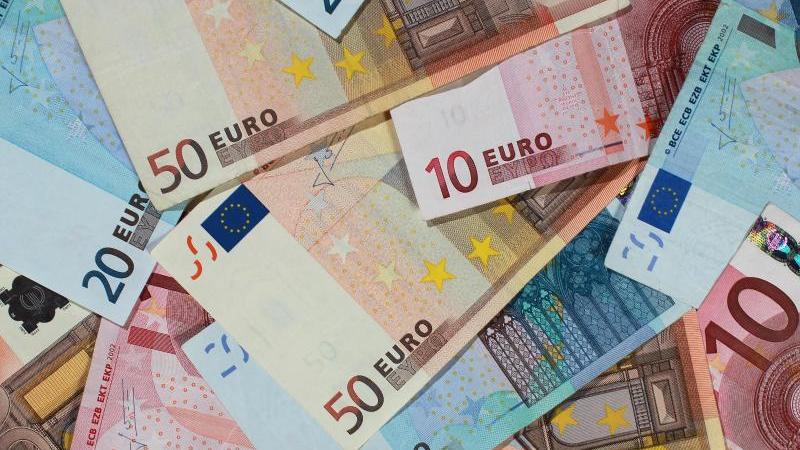 Im kommenden Jahr werden die Deutschen im Schnitt 2,8 Prozent mehr Geld für Miete, Auto, Versicherung, Konsum, andere Lebenshaltungskosten ausgeben und auch fürs Sparen beiseite legen können. Im kommenden Jahr werden die Deutschen im Schnitt 2,8 Prozent mehr Geld für Miete, Auto, Versicherung, Konsum, andere Lebenshaltungskosten ausgeben und auch fürs Sparen beiseite legen können.