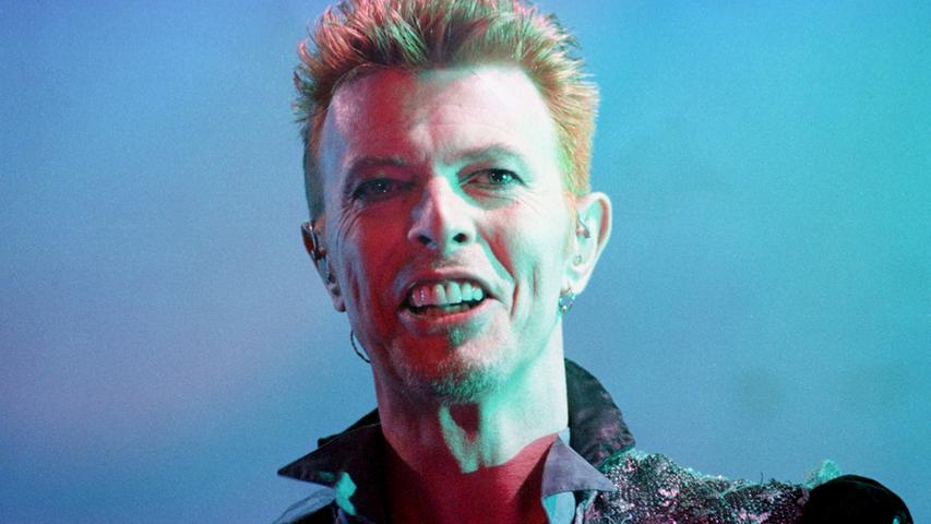 Mit 15 Jahren sang er unter dem Künstlernamen Dave Jay in der Gruppe The Kon-Rads mit. Sie nahm die von Bowie mitkomponierte Single "I Never Dreamed" auf. Der Erfolg blieb jedoch aus und Bowie verließ die Gruppe.