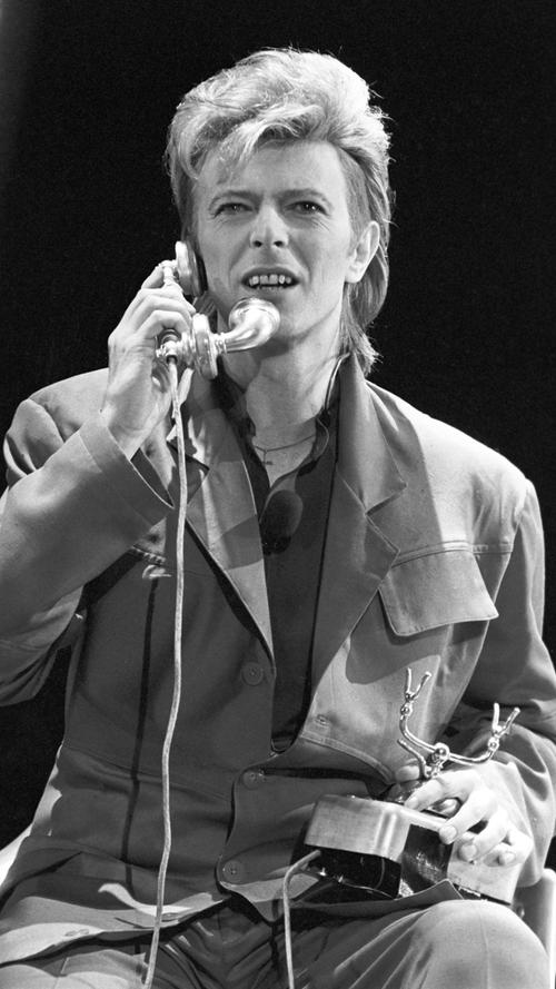 Auf diesem Bild singt Bowie am 6. Juni 1987 vor 60.000 Zuhörern in West-Berlin vor dem Reichtagsgebäude.