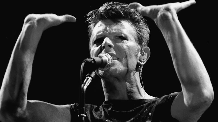 Das Bild zeigt Bowie im Jahre 1983 bei einem Konzert in der Frankfurter Festhalle.