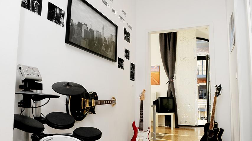 Die Tür zu Sebastian Markarts Zimmer ist umrahmt von seinen zwei liebsten Gitarren.