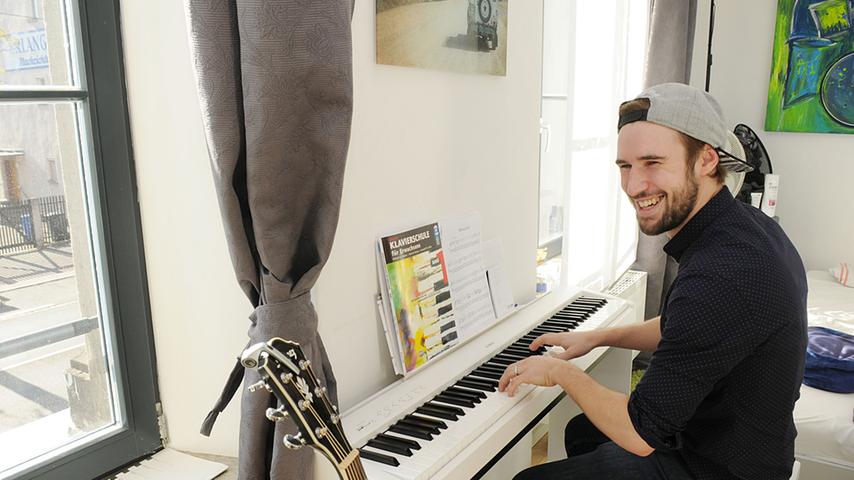 Pascal Friedel übt in seinem Zimmer auf dem Klavier...