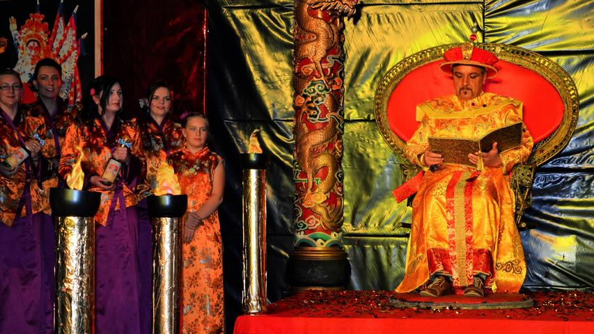 Beim Chinesenball in Fasching hatte Fu-Gau-Di, der Kaiser von bayersich China seine feierliche Feuertaufe. Das jubelnde Volk sang: "Fu-Gao-Di lebe hoch, unser Kaiser für die narrischen Dooch. Fu-Gao-Di bring uns Glück, heute gibt es kein Zurück.“