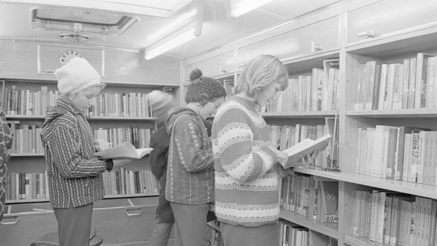 Auch Kinder und Jugendliche dürfen sich in den Fahrbüchereien ihre Lesewünsche an den Regalen selbst erfüllen. Das Schmökern mach den Mädchen viel Spaß. Hier geht es zum Artikel vom 14. Januar 1966: Kleinste Leser können nicht lesen