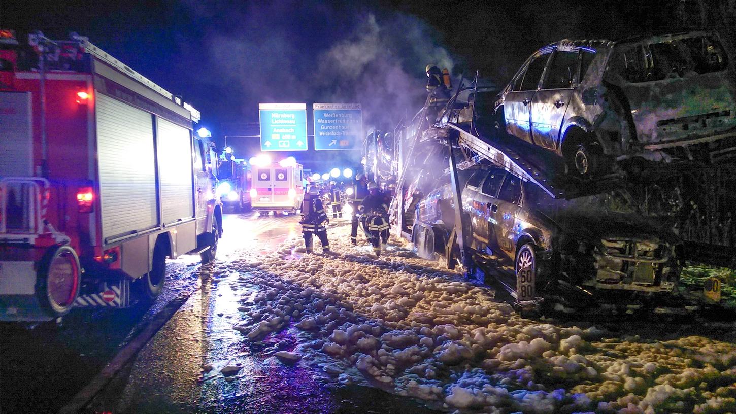 Ein Autotransporter bei Ansbach fing am Dienstagabend Feuer. Verletzt wurde bei dem Brand jedoch niemand.