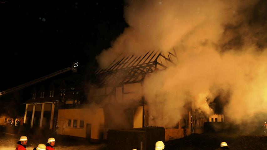 Scheune neben Gästehaus in Bärnfels brannte lichterloh 