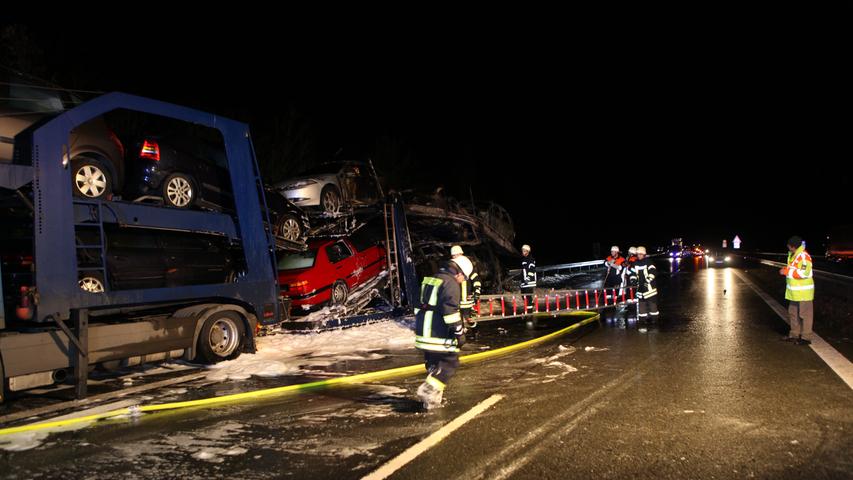 Autotransporter brennt auf A6: Autos in Flammen