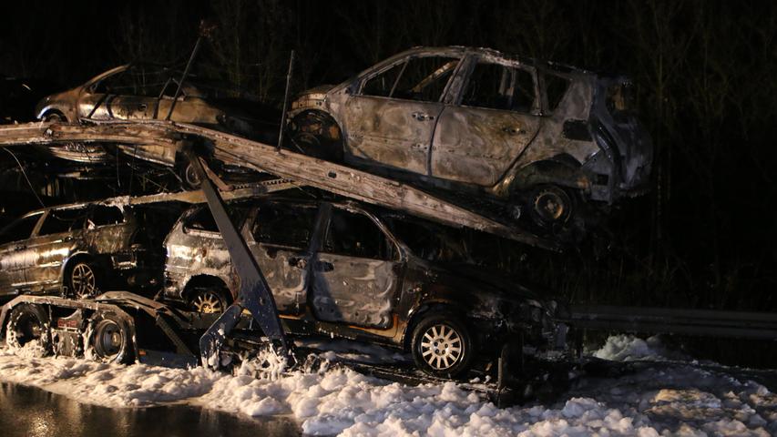 Autotransporter brennt auf A6: Autos in Flammen