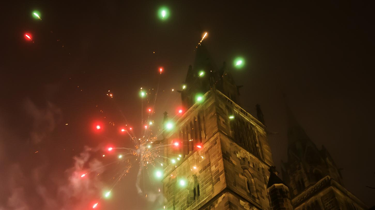 In der Silvesternacht wurden auf die Nürnberger Lorenzkirche unkontrolliert Raketen abgefeuert.