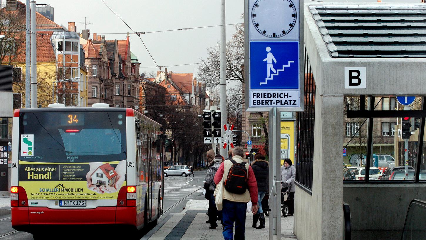 Im Dezember 2011, aus dieser Zeit stammt das Foto, wurde der neue U-Bahnhof mit Bus- und Straßenbahnhaltestelle eröffnet. Seitdem haben die meisten Bahnfahrer ein fehlerhaftes Schild übersehen (nicht im Bild).