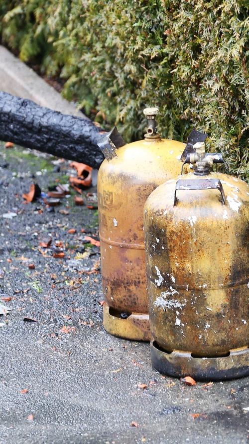 Zwei Gasflaschen haben den Brand überstanden, vor Kurzem wurden sie leer. "Sie hätten ganz andere Löcher gerissen", sagt der Wirt Heinrich Schmitt.