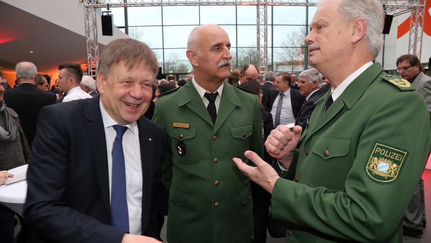 Nürnbergs Polizeipräsident Johann Rast (rechts) im Gespräch mit Polizeidirektor Ingo Wittassek (Mitte) und dem CSU-Landtagsabgeordneten Karl Freller (links).