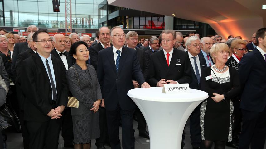 Auch SPD-Stadtrat Michael Ziegler (ganz links) lauschte der Ansprache von Oberbürgermeister Maly.