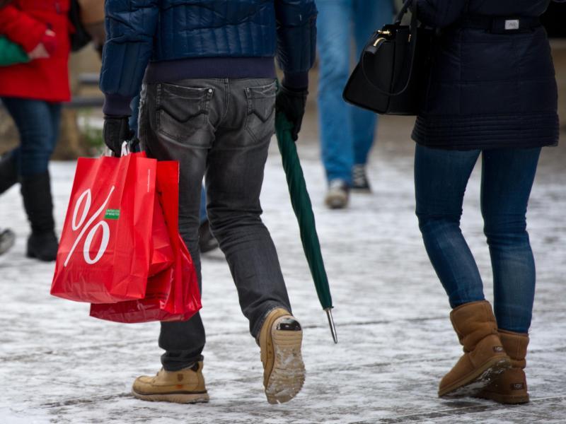 Was gibt es zu kaufen? Ziemlich viel. Von "Armani" bis "Zwilling" sind viele Marken vertreten. Denn wie der Name schon sagt, ist in Wertheim ein ganzes Outlet-Dorf beheimatet. Auf einer Fläche von ca. 13.500 Quadratmetern befinden sich über 110 Designer-Boutiquen von namhaften Herstellern wie Michael Kors, Calvin Klein, Geox, Lacoste, Levi's und viele mehr. Was kann ich sparen? Die Preise in den jeweiligen Läden sind bis zu 30 Prozent reduziert. Adresse: Almosenberg, 97877 Wertheim Öffnungszeiten: Mo-Sa: 10-20 Uhr