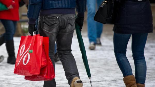 Was gibt es zu kaufen? Ziemlich viel. Von "Armani" bis "Zwilling" sind viele Marken vertreten. Denn wie der Name schon sagt, ist in Wertheim ein ganzes Outlet-Dorf beheimatet. Auf einer Fläche von ca. 13.500 Quadratmetern befinden sich über 110 Designer-Boutiquen von namhaften Herstellern wie Michael Kors, Calvin Klein, Geox, Lacoste, Levi's und viele mehr. Was kann ich sparen? Die Preise in den jeweiligen Läden sind bis zu 30 Prozent reduziert. Adresse: Almosenberg, 97877 Wertheim Öffnungszeiten: Mo-Sa: 10-20 Uhr