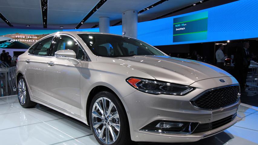 Ford zeigt in Detroit den überarbeiteten Fusion: Wann Ford das Facelift für dessen Zwilling Mondeo übernimmt, ist noch unklar.