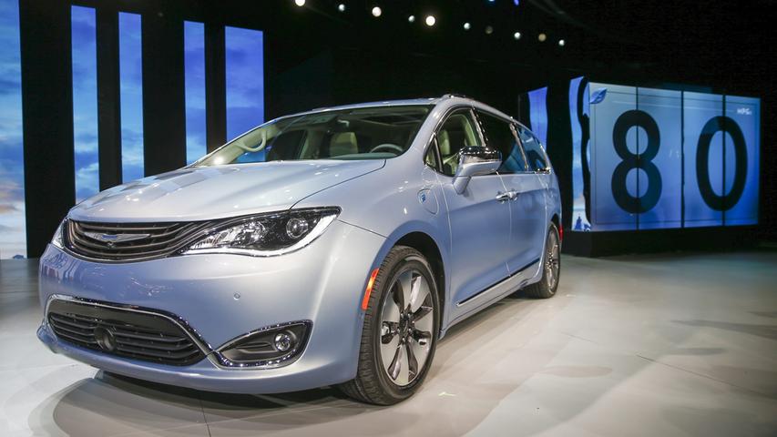 Der Minivan Chrysler Pacifica Hybrid wird als sparsames Plug-in-Fahrzeug angeboten. Wie viel er dann wirklich verbraucht, ist unklar.