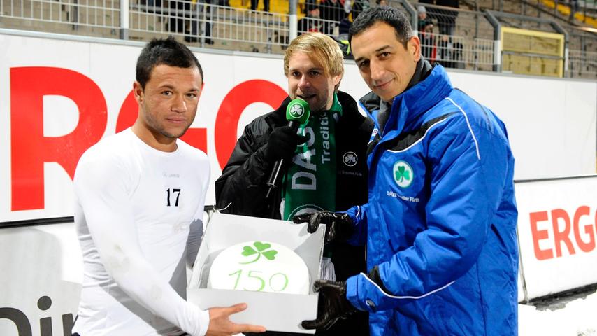 Am 10. Dezember 2010 war es soweit: Aus den Händen des damaligen Managers Rachid Azzouzi erhält Stephan Schröck ein Präsent anlässlich seines 150. Spiels im Kleeblatt-Dress.