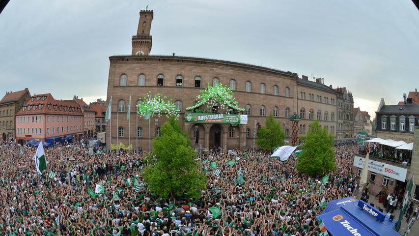 Knapp 30 000 Fans kamen am 29. April vor dem Rathaus zusammen, um den Aufstieg gebührend zu zelebrieren.