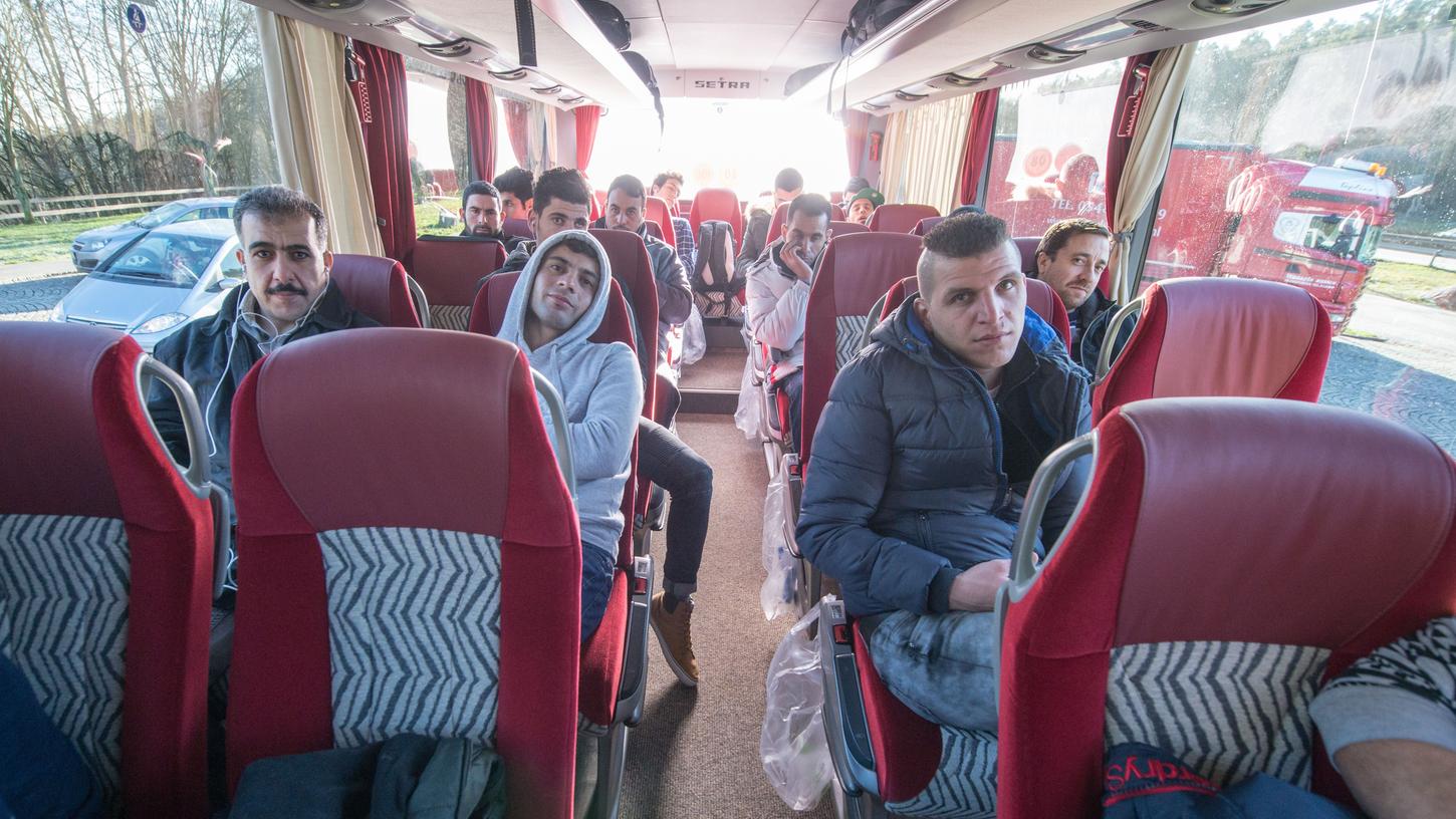 Der Bus mit den Asylbewerbern hatte sich vor einem Jahr auf den Weg gemacht. Der Bus mit den Asylbewerbern hatte sich vor einem Jahr auf den Weg gemacht.