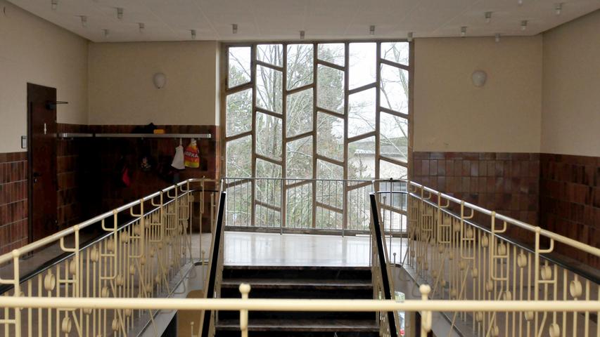 Seit beinahe zehn Jahren hat die Stadt vor, den Altbau der Adalbert-Stifter-Schule in Forchheim zu sanieren. Im nächsten Jahr ist es soweit. Unser Fotograf Roland Huber ist durch die Räume gegangen. Das Treppenhaus.