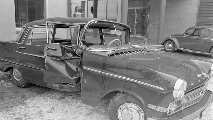 Am Funkstreifenwagen, mit dem das Einbrechertrio verfolgt wurde, entstand Totalschaden. Hier geht es zum Artikel vom 17. Januar 1966: Jagd durch die Stadt