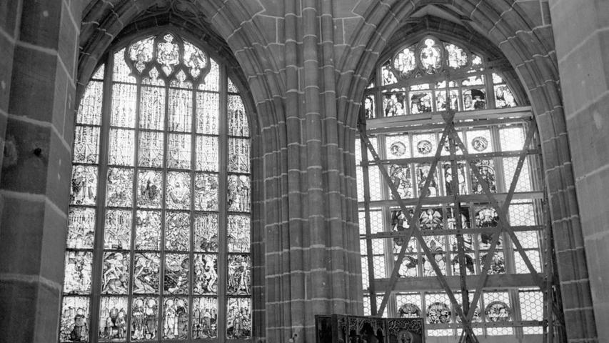 Das sogenannte neue Kaiser-Fenster, in dem früher Werke des ausgehenden 19. Jahrhunderts zu sehen waren, verwandelt sich in das „Sippenfenster“ mit alten Glasmalereien. Damit schließt Dr. Gottfried Frenzel als Restaurator die letzte Lücke aus der Kriegszeit im Chor stilgerecht. Hier geht es zum Artikel vom 19. Januar 1966: Buntes Glas im Chor