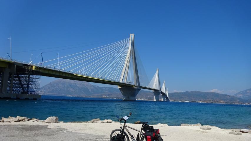 Auf der Rio-Andirrio-Brücke bei der griechischen Stadt Patras querte Pöhlmann den Golf von Korinth und erreichte den Peloponnes. Die 2883 Meter lange Brücke ist eine technische Meisterleistung.