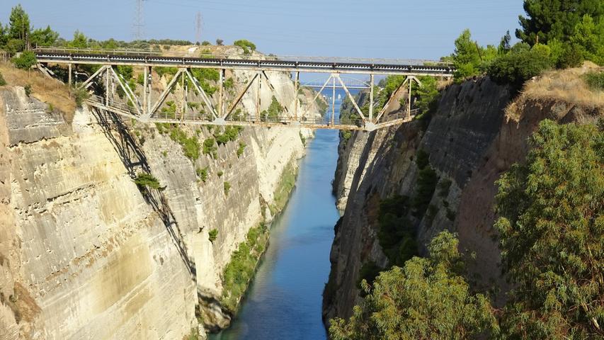 Der Kanal von Korinth wurde Ende des 19. Jahrhunderts in den Fels geschlagen, bis zu 80 Meter tief.