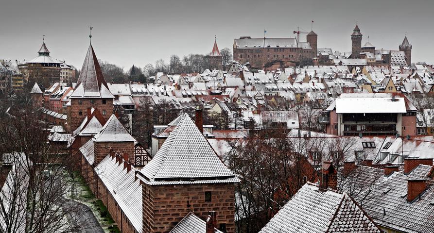 Die Nürnberg Altstadt mit der Kaiserburg hat der Schnee wieder in ein pittoreskes Winterkleinod verwandelt.